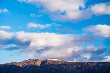 冬の夕日射す冠雪した鉢伏山