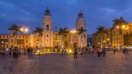 Obraz premium Fountain on The Plaza de Armas day to night timelapse, also known as the Plaza Mayor