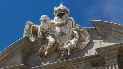 Obraz premium The Puerta de Alcala timelapse is a Neo-classical monument in the Plaza de la Independencia in Madrid, Spain.
