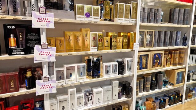 Des parfums pour hommes expos&eacute;s dans une boutique Marionnaud &agrave; Paris