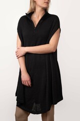 Robe pull femme porté en studio, packshot e-commerce