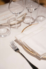 Table blanche élégamment dressée dans un restaurant gastronomique