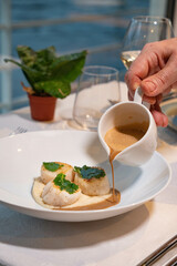 Assiette gastronomique de Saint-Jacques avec sauce délicate