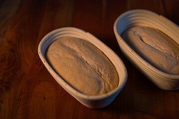 Aufnahme von Sauerteig in einem Gärkorb zum Brot backen.