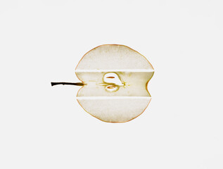 Coupe de fruits frais en studio sur fond blanc, photographie nature morte