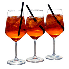 Trois verres de cocktail Spritz avec des pailles noires, fond transparent