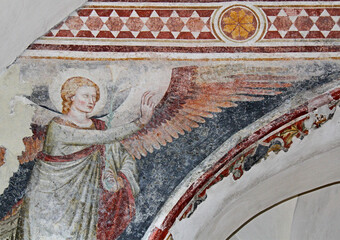 l'Angelo dell'Annunciazione; affresco nell'antica chiesa di San Leonardo a Favogna (Bolzano)