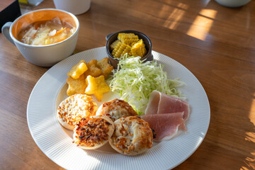 テーブルに置かれ朝日が照らす朝食