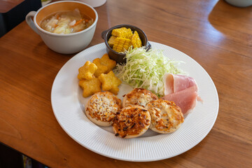 テーブルに置かれ朝日が照らす朝食