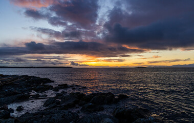Obraz premium Vibrant Sunrise Over Calm Ocean on Vancouver Island Coastline