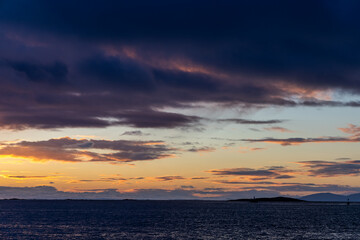 Obraz premium Tranquil Ocean Landscape with Sunset Over Calm Waters and Distant Islands