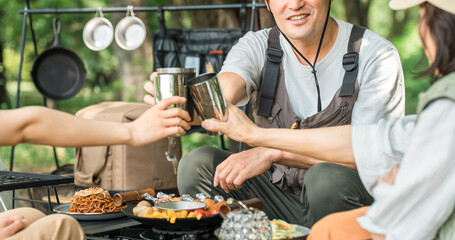 キャンプ場でキャンプ・グランピングを楽しむ家族・ファミリー
