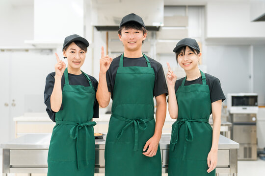 キッチン・バックヤードにいるキッチンスタッフ・調理スタッフの男女（ポイント・おすすめ・紹介）
