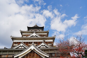 秋の青空に映える広島城