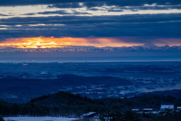 Fototapeta premium 朝日は冠の里へ