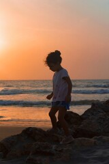 Fototapeta premium Chica caminando por la orilla del mar 