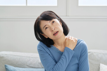 女性　50代　五十肩　リビング