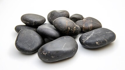 白い背景と灰色の石の集まり