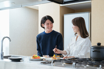 ホームパーティの準備をする夫婦（ちょっと贅沢なおうち時間）