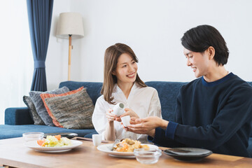 ダイニングでゆっくり食事を楽しむ夫婦