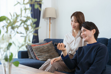 自宅で動画配信を見て楽しむ夫婦