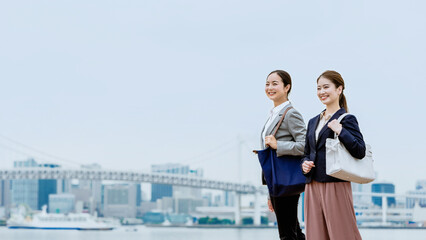 通勤する2人のキャリアウーマン（時差通勤・活躍）