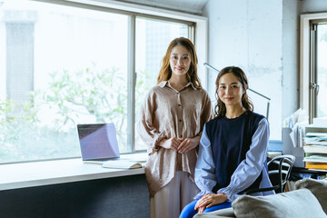 起業する2人の女性（スタートアップ・起業）