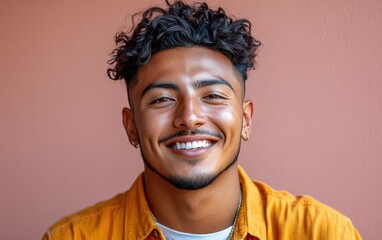 Fototapeta premium man with casual t-shirt is smiling at the camera, solid color background