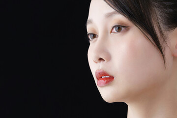 若い女性と黒背景