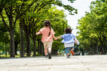 並木道をかけっこする子供
