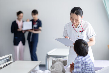 看護師と患者の男の子