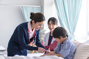 看護師と患者の男の子