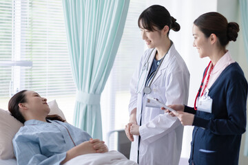 Obraz premium 看護師と患者の女性