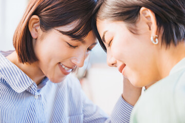 おでこをくっつけ合う2人の女性