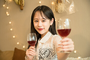 グラスを持つ女性(ナイトワークのイメージ)