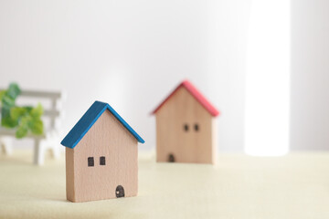 窓際のテーブルの上に置いた家のミニチュア模型