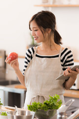 タブレットでレシピを見る主婦