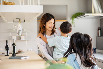 Fototapeta premium 子供を抱っこするお母さん・hug