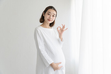 ポーズをする妊婦