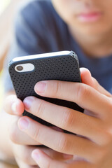 スマホを持つ少年