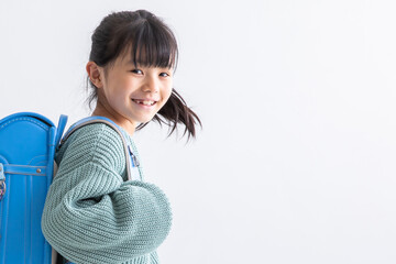 満面の笑顔で振り返る小学生