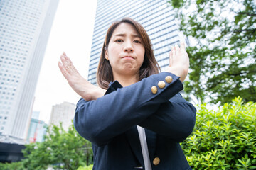 バツ印をつくる女性（否定・拒否） 