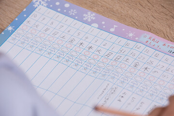 冬休みの予定を立てる子供