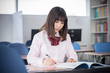 勉強する女子高校生