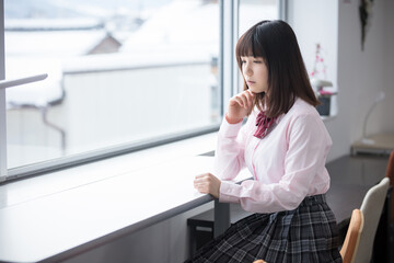 Fototapeta premium 教室で考え事をする女子高生