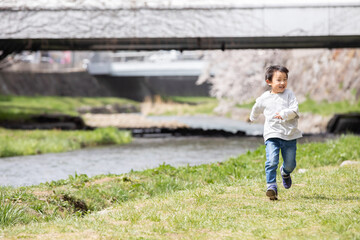 河原を走る男の子　running boy