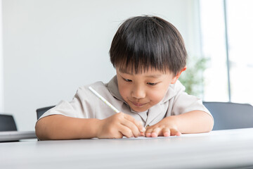 Naklejka premium 勉強をする子供