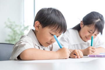 お絵描きをする子供