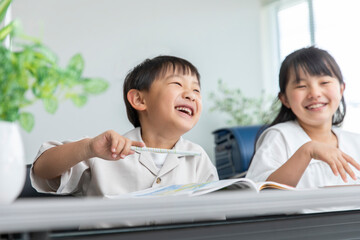 授業を受ける小学生