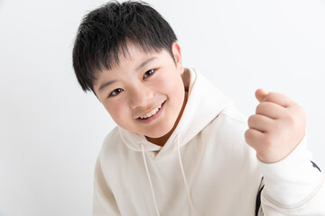 ガッツポーズをする少年